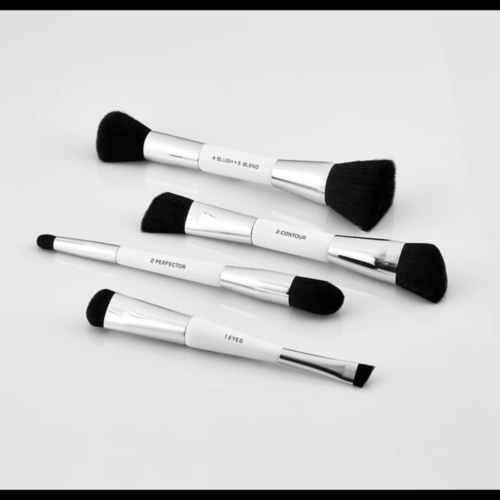 Woosh Beauty THE ESSENTIAL BRUSH SET 4 Brush set RV$85